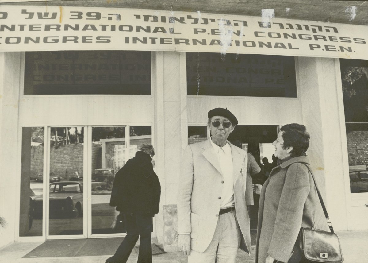 Heinrich Böll und Inge Deutschkron vor dem Flughafen