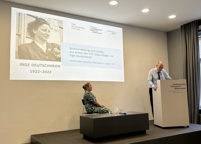 Nina Lorck-Schierning und Johannes Tuchel bei der Veranstaltung zu Inge Deutschkrons Geburtstag Bühne bei Veranstaltung