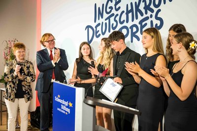 Petra Pau und Andre Schmitz mit Preisträgerinnen
